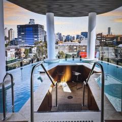 Entire flat w infinity pool and 5m walk to Fort Valley station