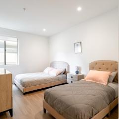 Pacific Pearl 2 bed Apt with FREE PARKING in Santa Monica