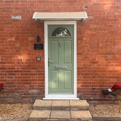 Cosy cottage in Christchurch with a double bedroom, twin bedded Sunshine Room, private garden & parking