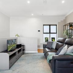 Bright 2-Bed Townhouse with Balcony & Garage