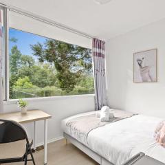 Quaint Queen Room - Central Location at Pymble - Shared Bathroom