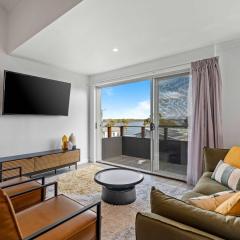 Retro Lake Vista By Coast Hosting