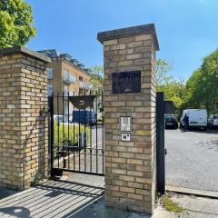 Comfortable 2-Bedroom Apartment near Airport