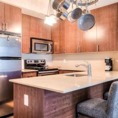 Stylish 1BR plus Den with Balcony in Downtown