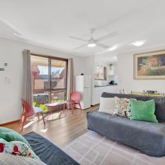 Tranquil 2-Bed Townhouse Close to Redcliffe Beach