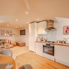 Top Floor - Pavilion View Apartment