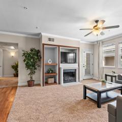 NEW Chic 2BR Stay with Heated Pool Gym & Mini Golf