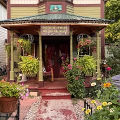 Downtown B&B with Jacuzzi