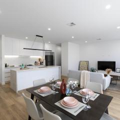 10 Min to Airport Brand New Family 4BR House