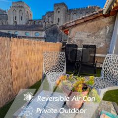 AC - PRIVATE Exterior - Au pied du palais des papes!