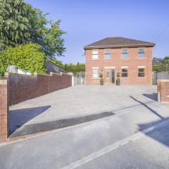 Luxury Coach House Sleeps 12 Five Bedrooms