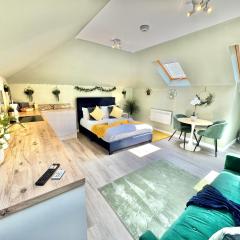 Luxe Chic Retreat - Tropical Vibes & Skylight Serenity - WiFi - Large Smart TV - Minutes Walk to Town and Beach - Sleeps 3