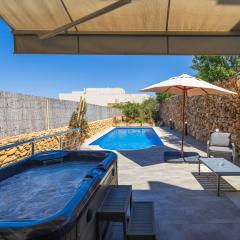 Si-Ku Holiday Home with Private Pool and Hot Tub