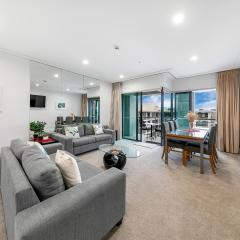 Sophisticated Spacious APT w Stunning Harbour View