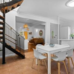 The Lazy Mimosa Retreat stylish 4BR Home Near Beach & Lake