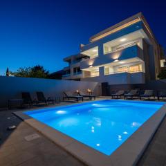 Pool and Breakfast Apartments Villa Maro