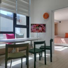 2 rooms for 7, Young House