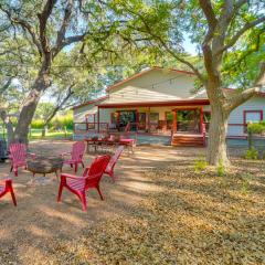 Peaceful Helotes Cabin Fire Pit, 9 Mi to Old Town
