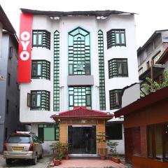 Hotel O Azad