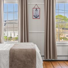 Sunny Historic 3 BR Townhouse in Downtown Mystic