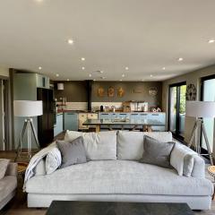 Uno Moor Side - 4 Bed, 2 Bath, Garden, sleeps 8 - Parking