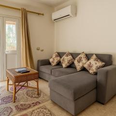 2BR Townhouse,Bath, TV, Backyard (1038)