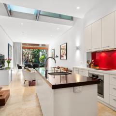 Stylish Fully Renovated Luxe 3BR, 2BA Balmain Terrace near Parks, Ferry, Cafes & Pubs