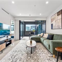 Luxe Newstead Pad with 65-inch TV, Balcony, Pool and Gym