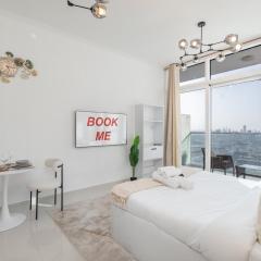 Beautifully Furnished Studio with Skyline Views