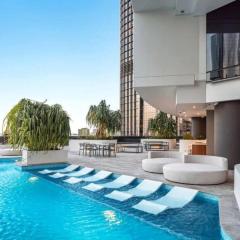 Luxurious 2 Bed Apartment with Pool, Sauna & Gym