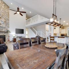 The Nest at Pinecrest by AvantStay Spacious Deck Game Room Fire Pit