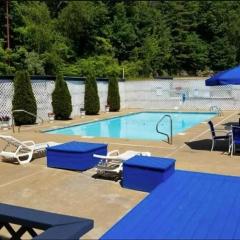 Laconia Vacation Spot, Pool ,Free WiFi & Parking at 131 Lake Street