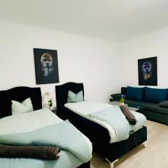 Spacious 2BR & 1LR Apt for 7P Peaceful Location