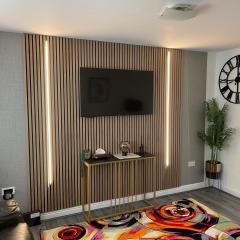 Plantsbrook Place - Luxury 4 bed House + Parking