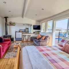 Studio Twenty5, Unique Poolside Retreat Near Nelson