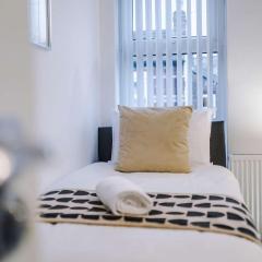 Bright & Comfy 4-Bedroom House 10 mins to City by Rest&Recharge