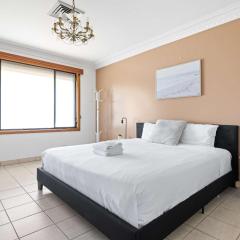 Serene and Spacious King Room in Liverpool - Quiet Yet Central - Shared Bathroom