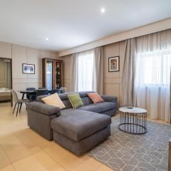 3BR Designer Stay with Outdoor Space, WIFI & AC by 360 Estates