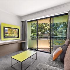 Sleek 1-Bed by Jubilee Park with Pool