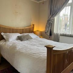 Kingsize Bedroom ground floor single night stay close Feltham train station