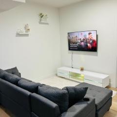 Stylish - Modern - Lux Suite - 2 Min to Henday - Netflix - Free Wi-Fi - CCTV - Parking