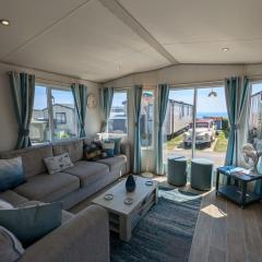 Beautifully presented beachcomber holiday home sited on the Durdle Door holiday park within a few minutes walk from the path that leads to the famous Durdle Door arch and Lulworth cove