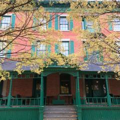 Rogues Harbor Inn