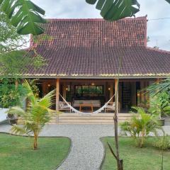 2BDR villa, 5-min walk to beach
