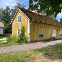 Trevligt eget hus med kakelugn i lantlig miljö
