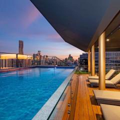 Luxe 3BR Apt with City Views, Car Park and Rooftop Pool