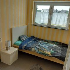 Lovely bedroom with single bed
