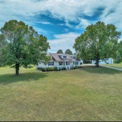 Country Retreat on 20 Acres in Dickson with Hot Tub