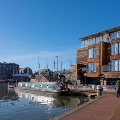 Boat House - Luxe Apt with River View - Next to Harbour & Cafes