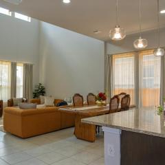 Spacious Retreat - with King Beds - FREE wifi